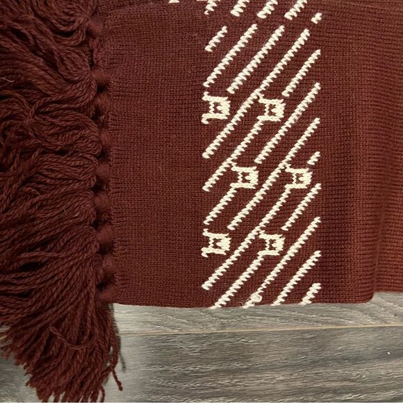 Vintage women’s Etienne Aigner tassels acrylic winter scarf. - Picture 3 of 7